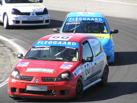 Jesper Ternvalt, med nummer 60 på raceren, kæmpede bravt i Clio Cup løbene på Sturup Raceway, men måtte alligevel afgive lidt placeringer.